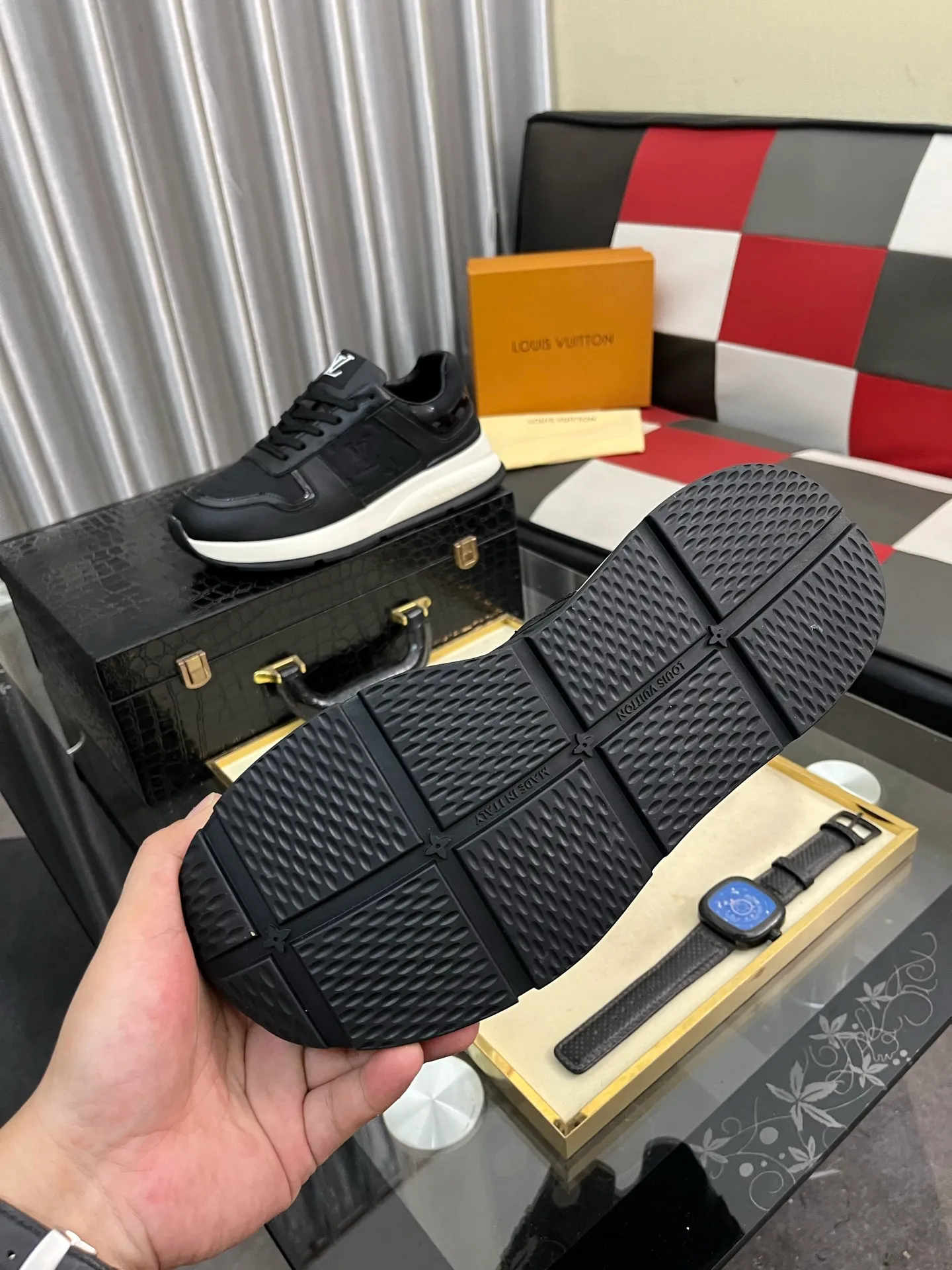Men's shoes💰438⌚️⌚️《Louis vuitton/LV Louis Vuitton》original quality.~ Unique modern style sneakers. 🏃A must-have casual shoe for trendy men😍😍 Original brand imported from Italy, imported original leather, cowhide lining (refuses to discolor and grind feet) Sole: Original sole provided by the original factory, French lazy style design ⚠️Fit to the feet Original quality code number: 38-443️⃣Colors available